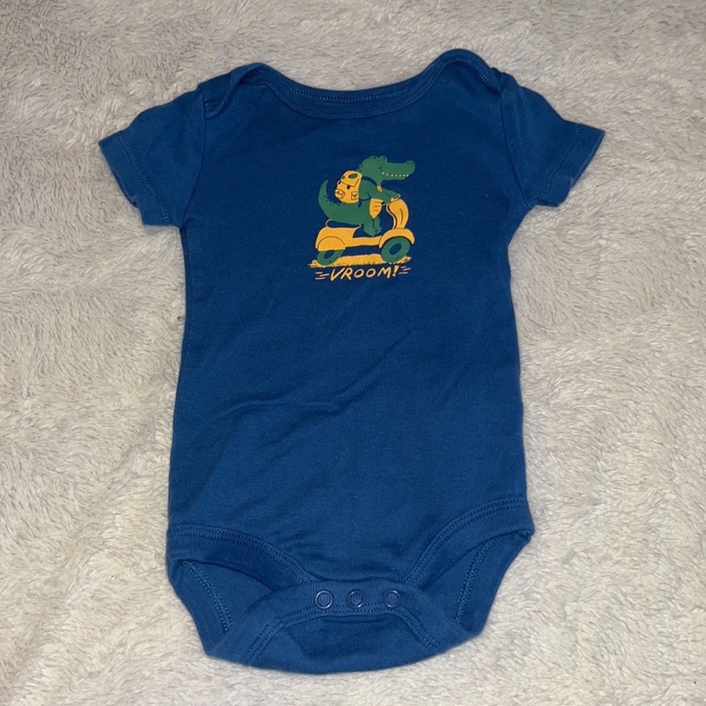 (3 for $10) joe fresh alligator bodysuit 3-6 months 🐊